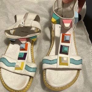 FENDI girls sandals in white leather with colored rivets. Size 32